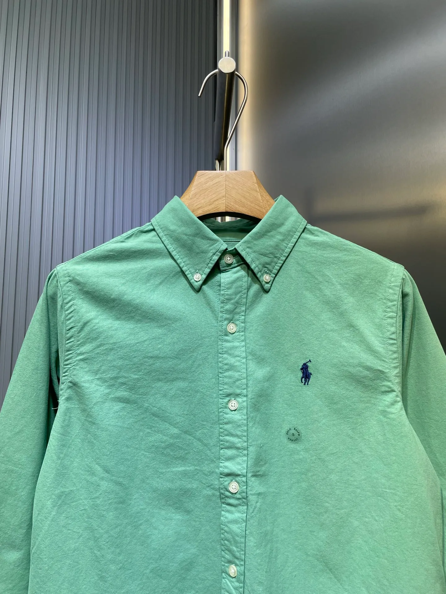 P370 Ralph Lauren 🌟 War Horse solid color shirt, macaron color, white upper body, loose fit, contrasting embroidery design on the cuffs and chest, button closure, can be paired with a skirt of the same color Size: xs-xl